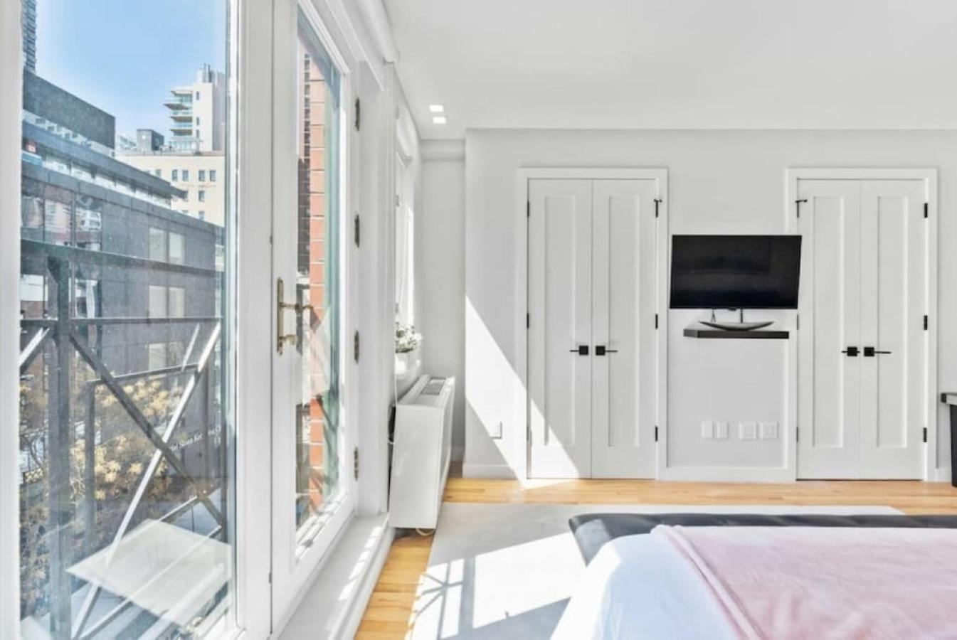 Luxe Studio With Charming Juliet Balcony Lejlighed New York Eksteriør billede