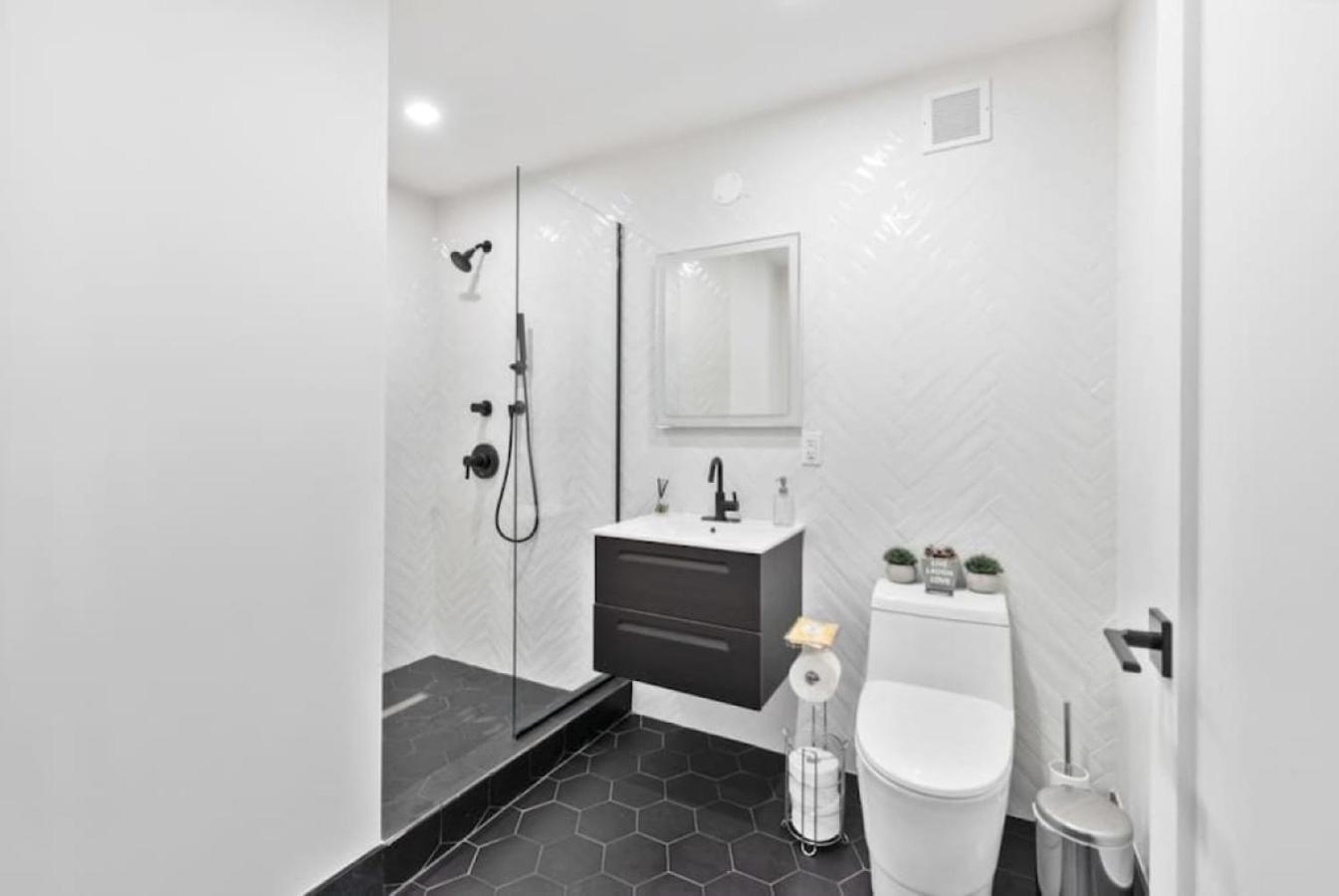 Luxe Studio With Charming Juliet Balcony Lejlighed New York Eksteriør billede