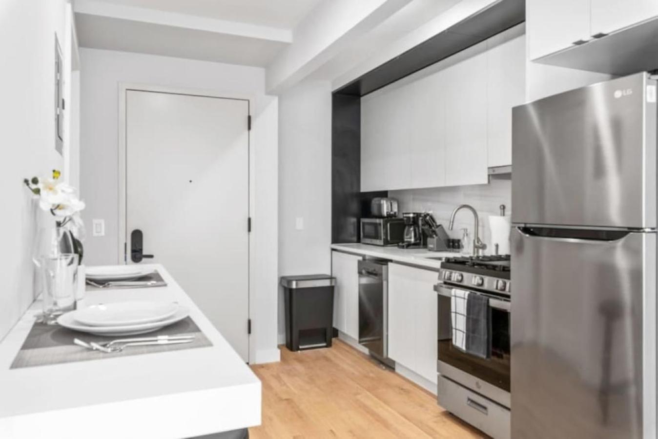 Luxe Studio With Charming Juliet Balcony Lejlighed New York Eksteriør billede
