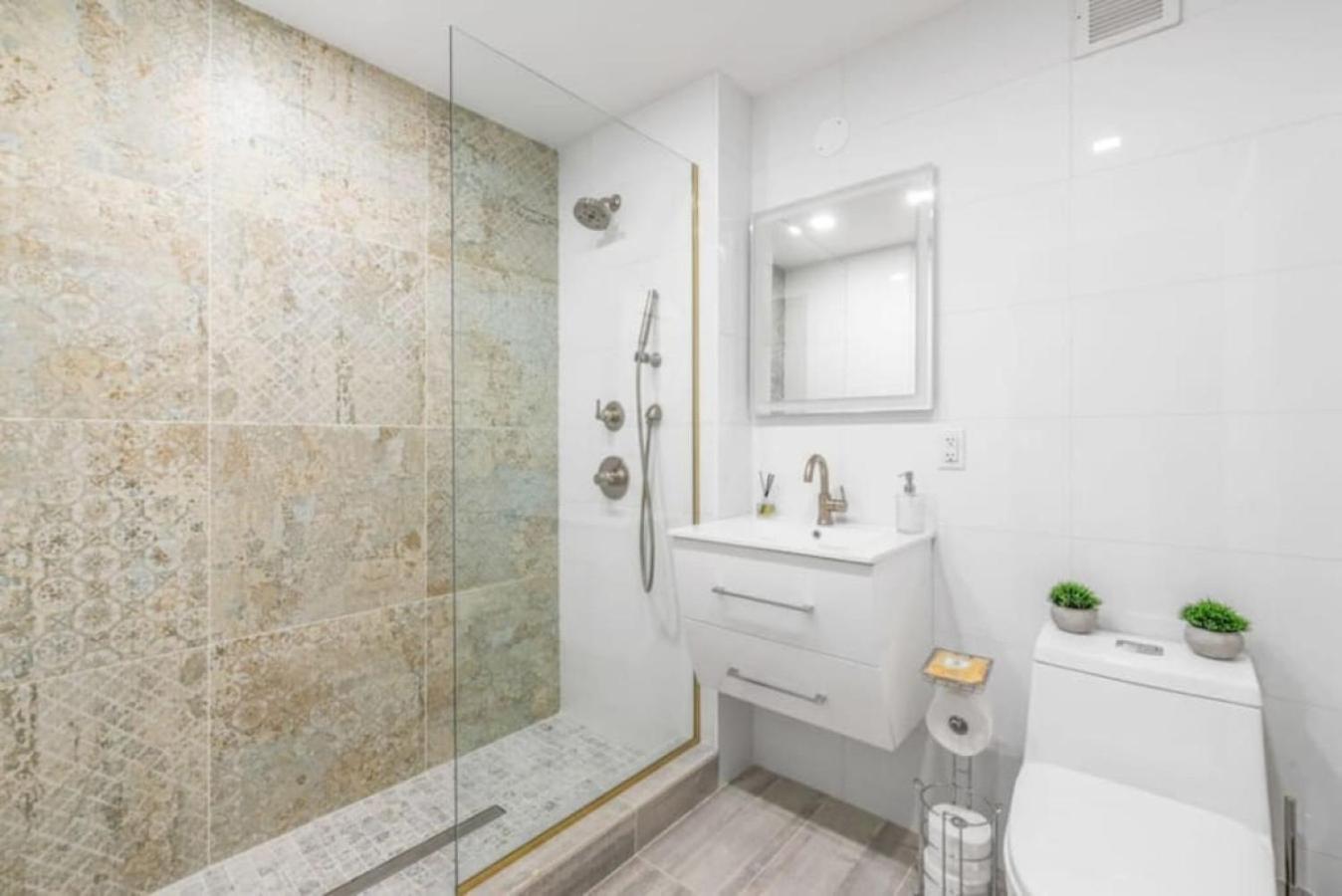 Luxe Studio With Charming Juliet Balcony Lejlighed New York Eksteriør billede