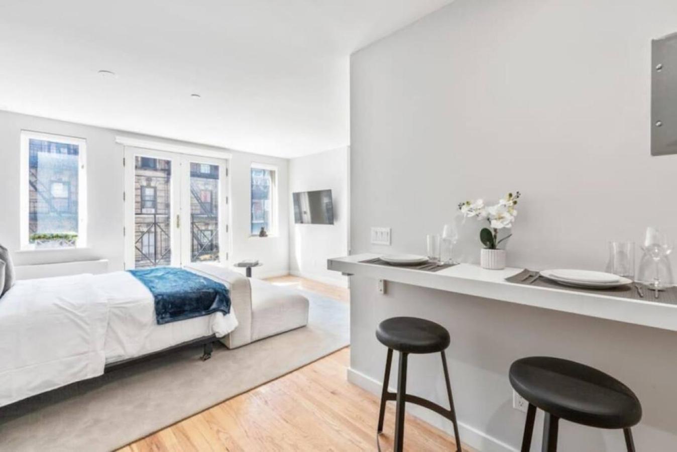 Luxe Studio With Charming Juliet Balcony Lejlighed New York Eksteriør billede