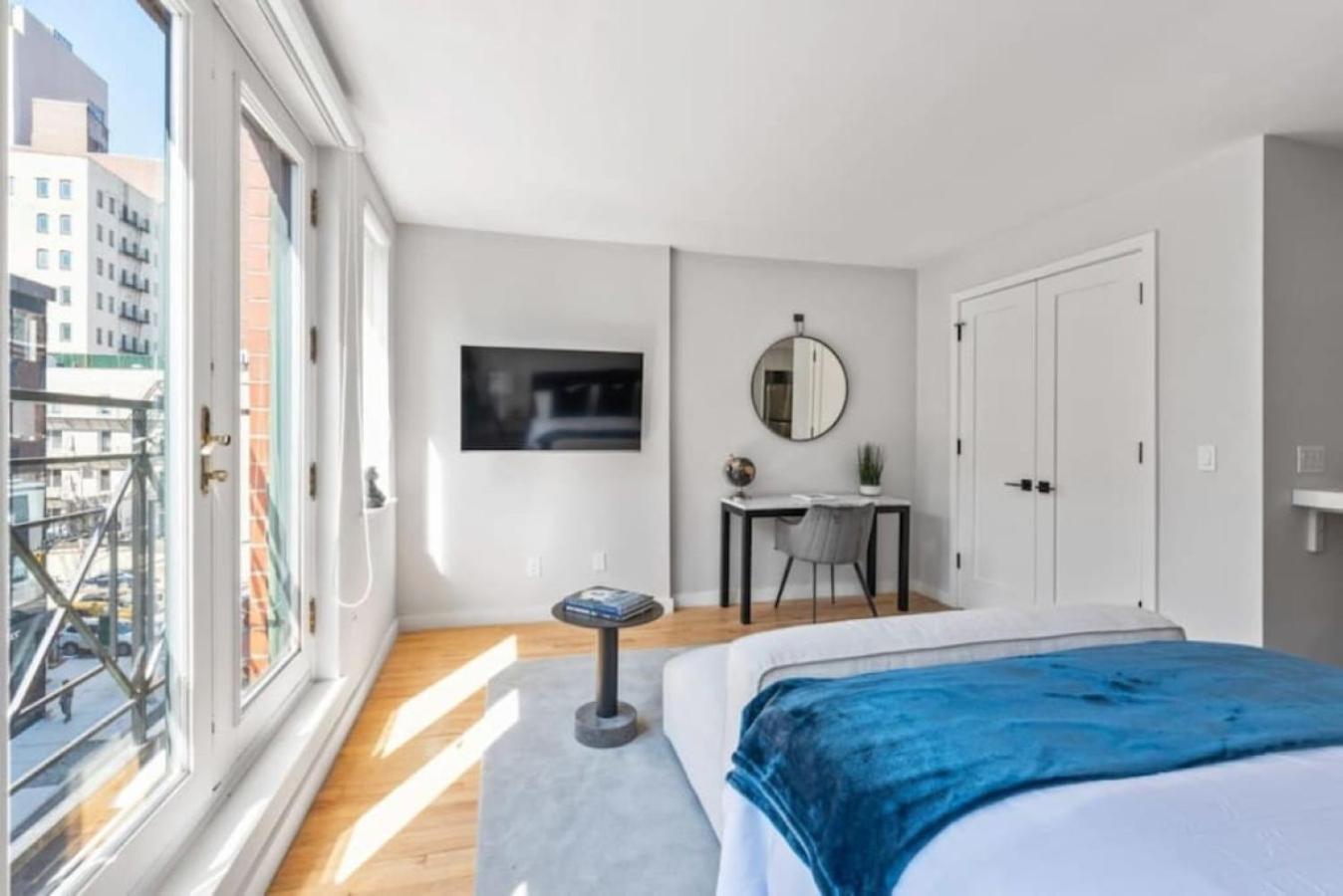 Luxe Studio With Charming Juliet Balcony Lejlighed New York Eksteriør billede